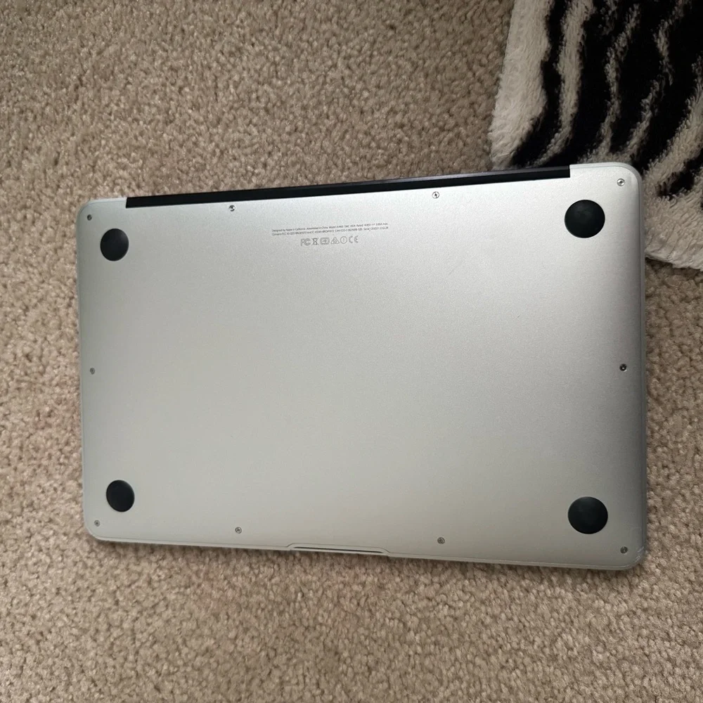 Apple MacBook Air 11” Silver with Charger